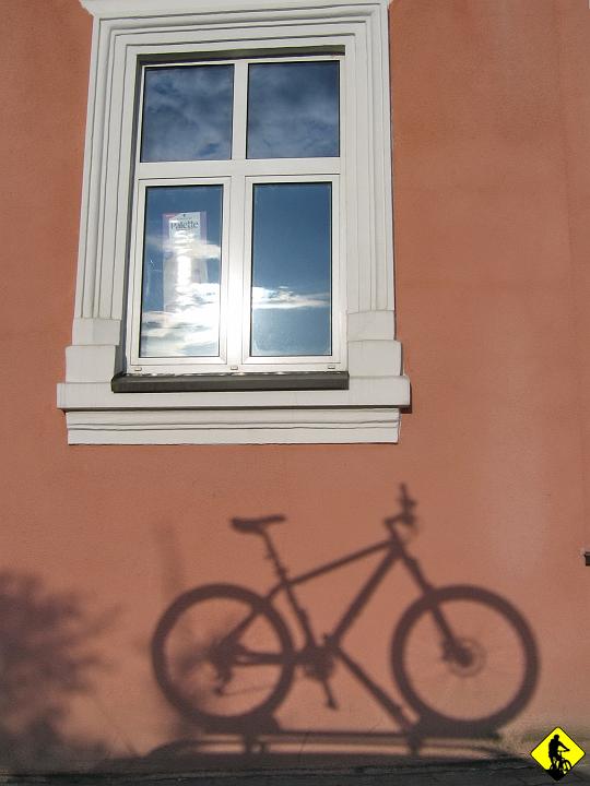 fot 001a.jpg - Po wydaniu ostatnich drobnych na lody, pakuję błotorower na statek matkę.